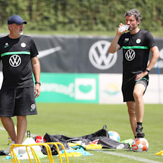 VfL Wolfsburg: Brisanter Satz von Mark van Bommel über Jörg Schmadtke