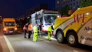 Das Wrack wird nach dem Busunglück in Halle abgeschleppt