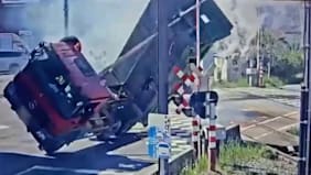 Kaboom statt Kabel: Lkw kracht in Oberleitung und kippt!