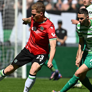 Hannover 96: Große Emotionen! Tränen beim Abschied von Marcel Halstenberg.