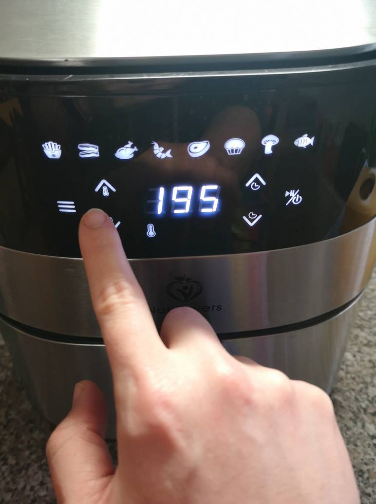 Nahaufnahme einer digitalen Schaltfläche einer Heißluftfritteuse im Test.