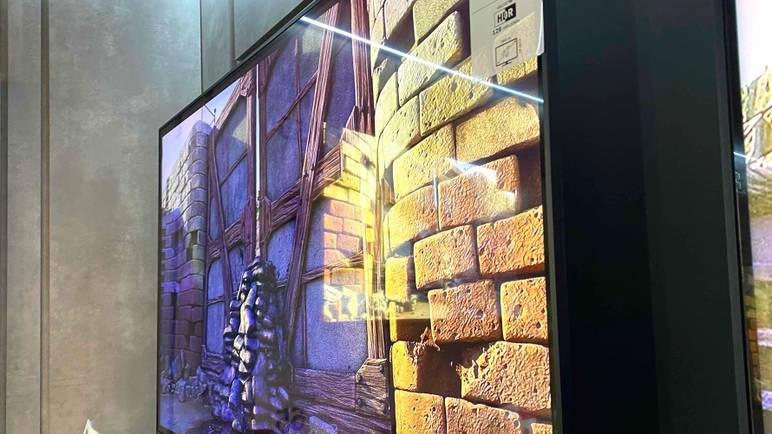 Im Test: Seitenansicht eines 55-Zoll-Fernsehers vor einer grauen Wand.