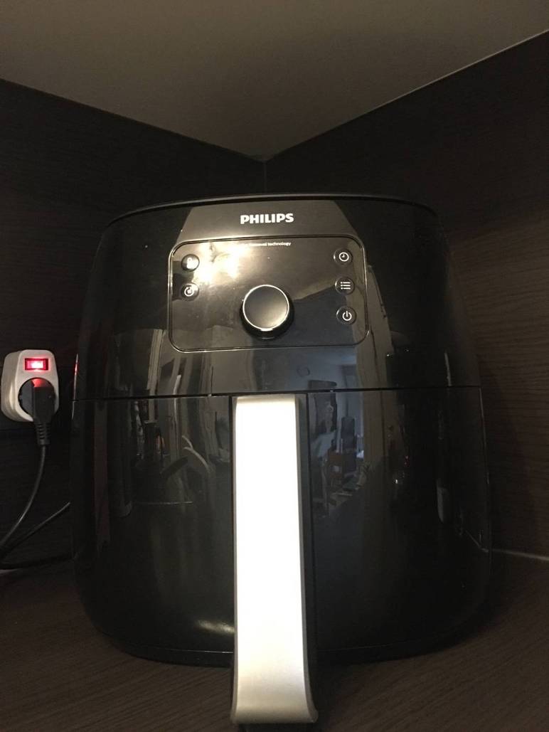 Gesamtansicht einer Philips Airfryer XXL HD9262/90 Heißluftfritteuse im Test, die eingeschaltet in einem Küchenbereich steht.