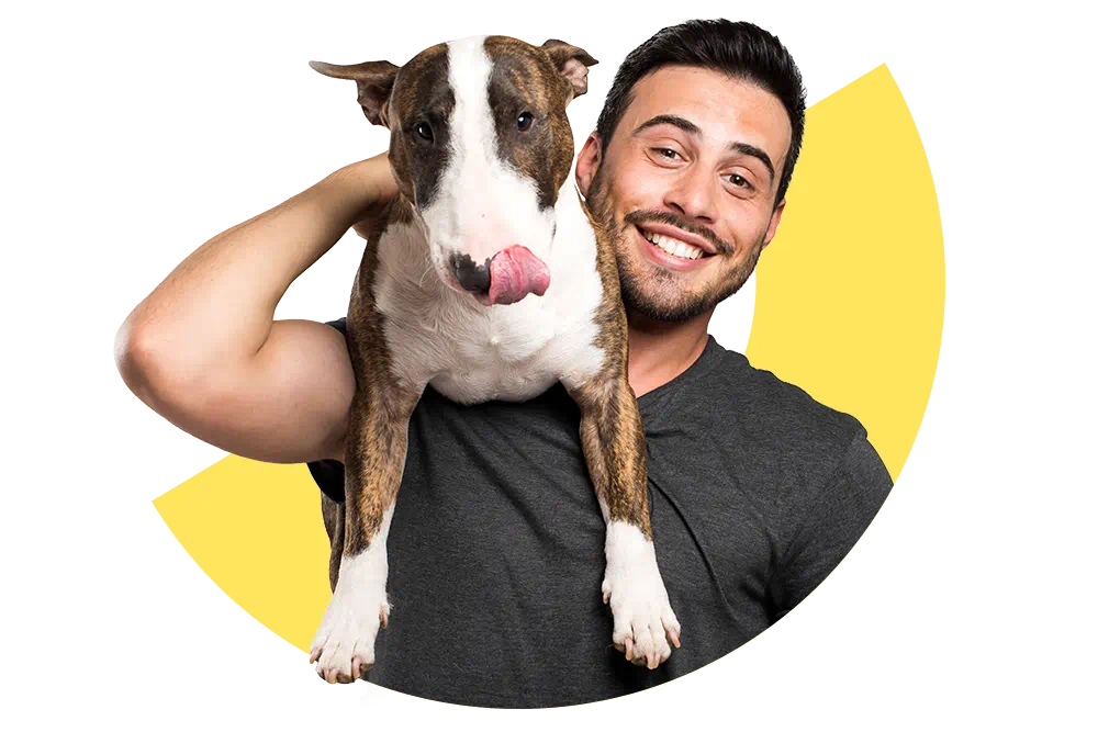 Mann trägt glücklich seinen Hund.